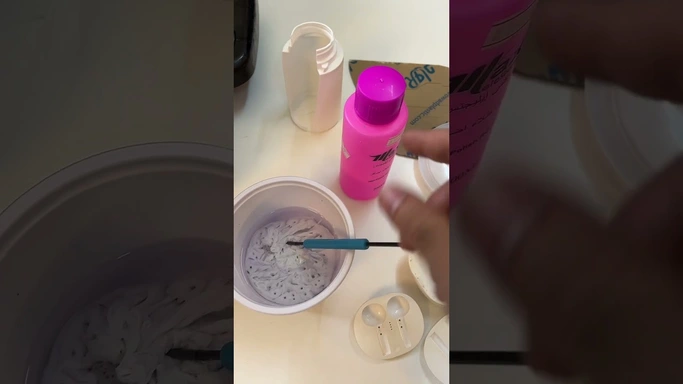 اذابة البلاستيك بمزيل المناكير